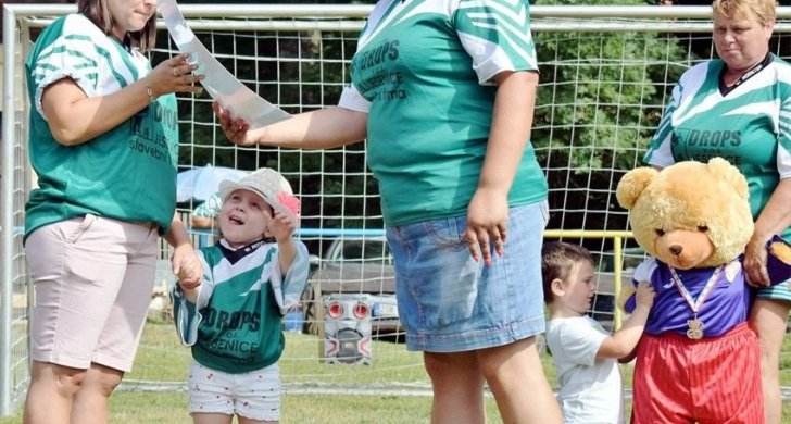 E_Učíková_předání_Lynettce_máma.jpg